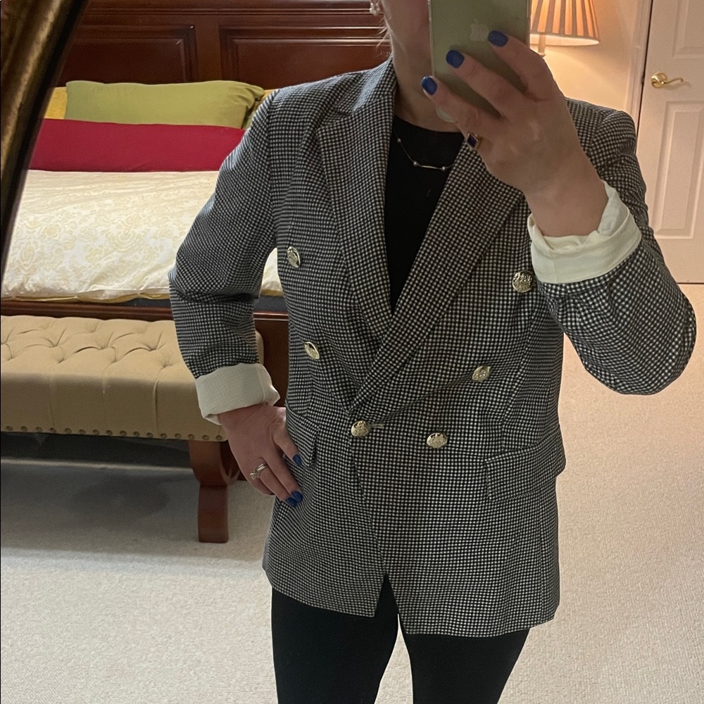 Chic Houndstooth Blazer with Gold Buttons